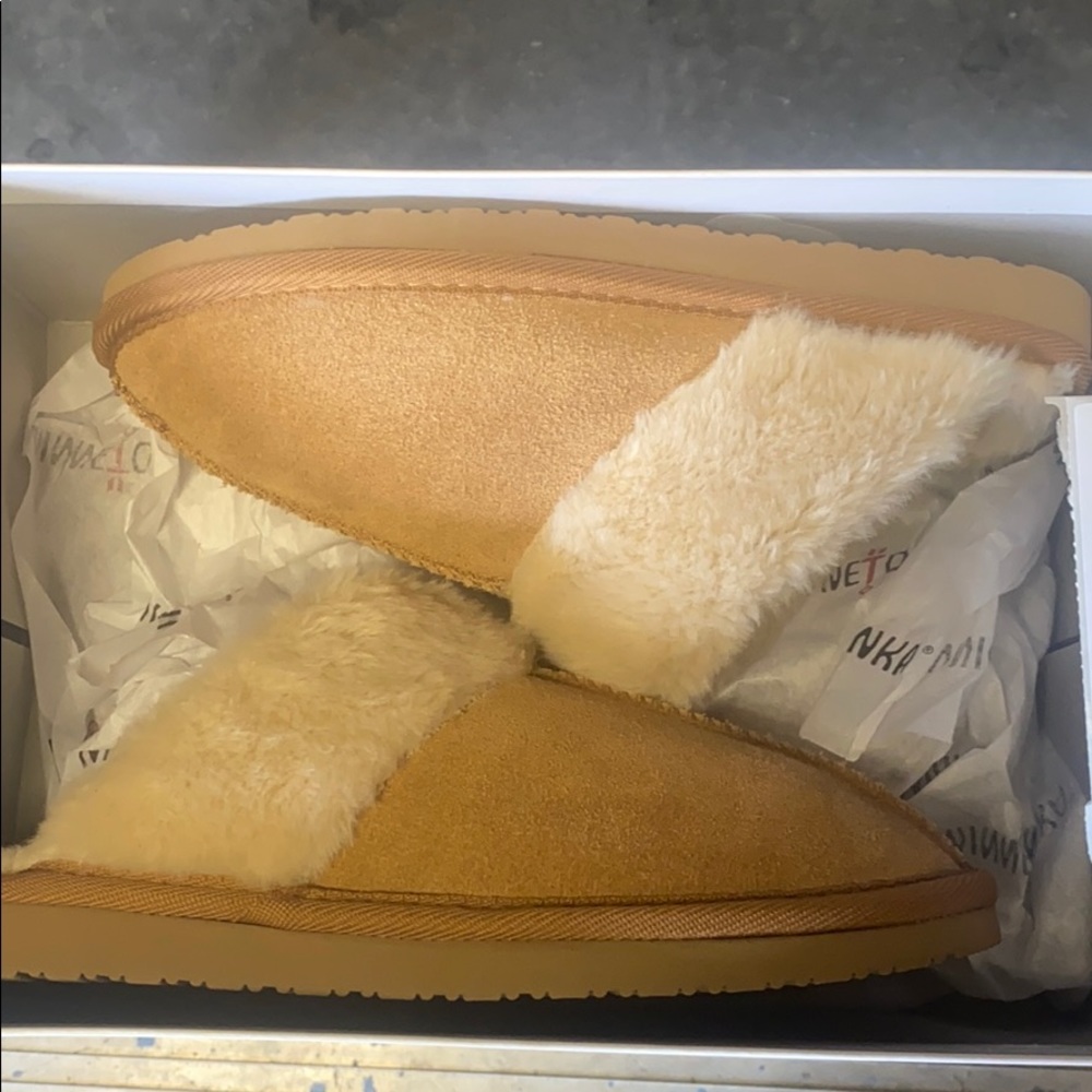 Minnetonka Women’s Chesney Slippers